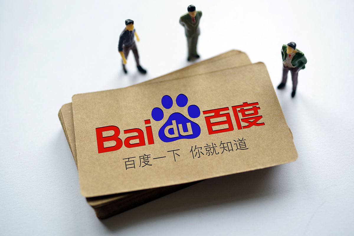 奥迪车主为躲闯红灯电动车不慎坠河